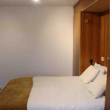 Modern Studio Apartment With Parking Чатем Екстер'єр фото