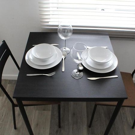 Modern Studio Apartment With Parking Чатем Екстер'єр фото